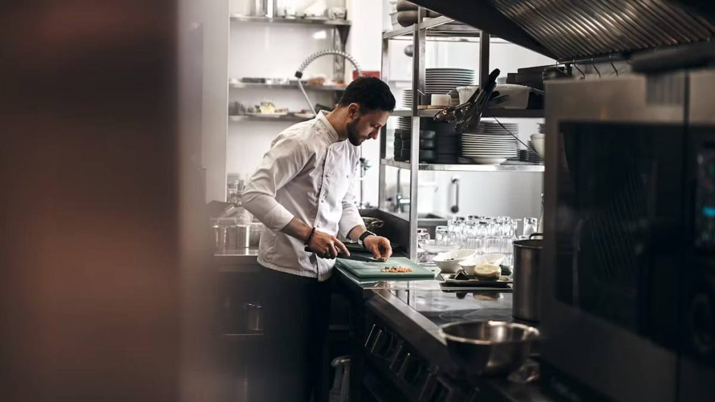 Учёт в кафе: как перестать терять деньги на складе и продуктах